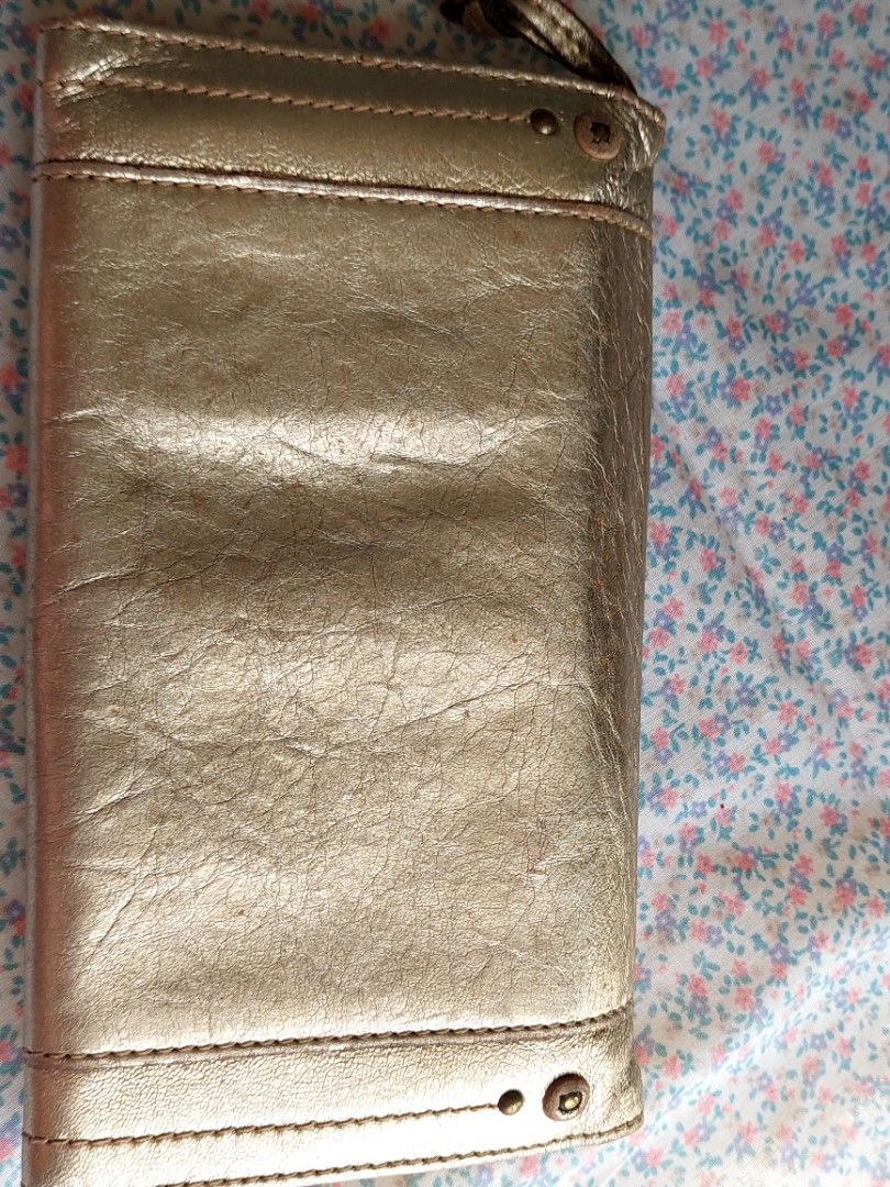 Auth Chloe long wallet (Category: Luxury Bags & Wallets) located in Santa Maria. Submitted by mikavillaflor4 (Listing ID 1310480235, Image 2). Description: japan source no major issue details posted.