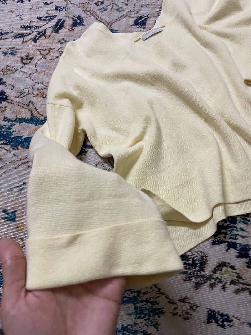 Basic vneck (Category: Longsleeves) located in Shah Alam. Submitted by nradrnbtrsy (Listing ID 1310484231, Image 2). Description: Pm me if interested Size: S-M Clr: soft yellow Pick up: Uitm Shah Alam Pos: sm (RM8), ss(RM13) .