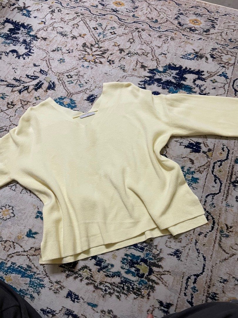 Basic vneck (Category: Longsleeves) located in Shah Alam. Submitted by nradrnbtrsy (Listing ID 1310484231, Image 1). Description: Pm me if interested Size: S-M Clr: soft yellow Pick up: Uitm Shah Alam Pos: sm (RM8), ss(RM13) .