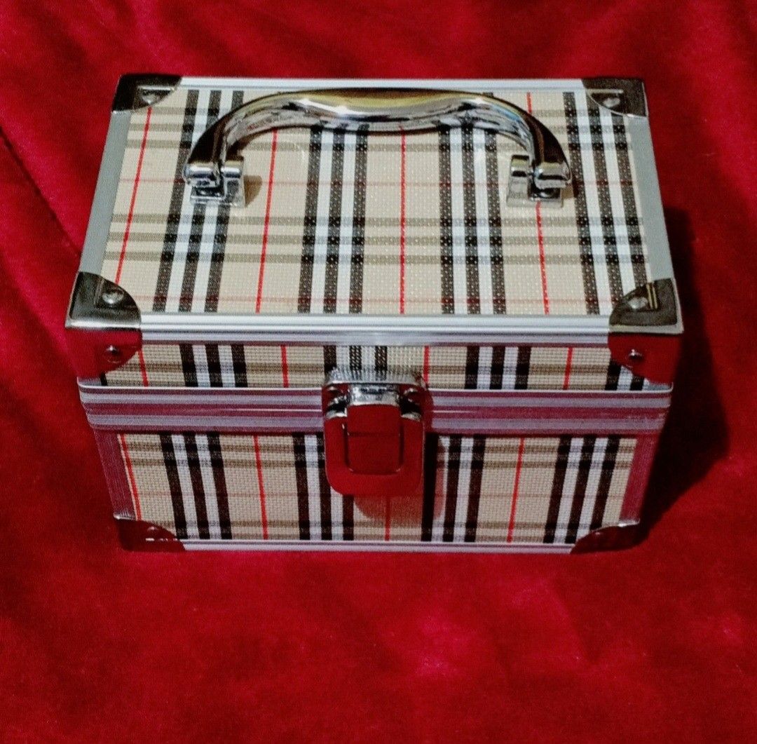 Burberry jewelry box shop