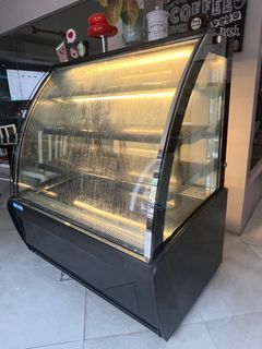 Curved Cake Chiller 4x3.7ft - working with condensation marks on glass