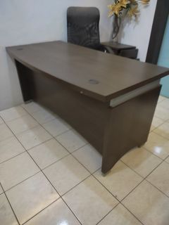 Executive desk with movable drawer cabinet