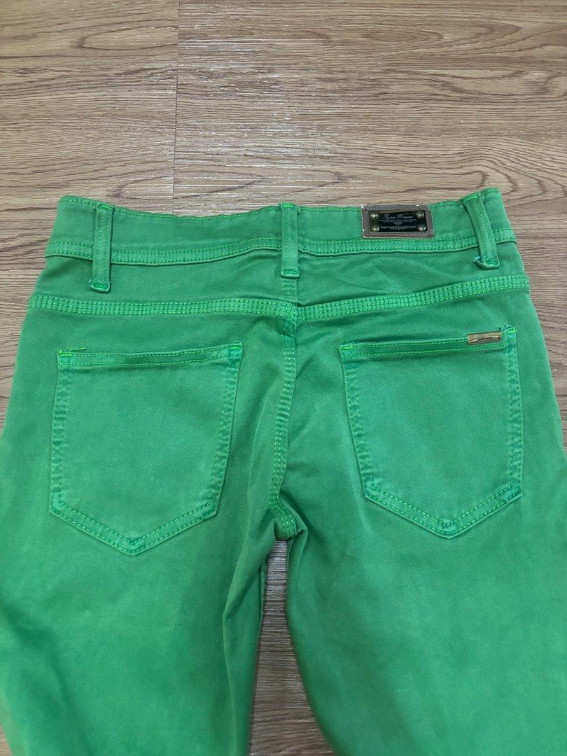 Green Jeans (Category: Jeans & Leggings) located in Singapore. Submitted by evelynve (Listing ID 1310565708, Image 2). Description: Pls meet up only cash .