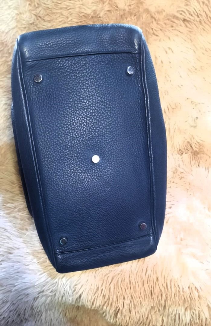 PAYDAY SALE! Hermes Lindy 30 (Category: Luxury Bags & Wallets) located in Cebu City. Submitted by nbetcuban007trendyfinds (Listing ID 1310502676, Image 3). Description: Got this in bidding RIRI ZIP; Silver hardware With serial embossed Sign of use, no issues Shipping is FREE if you buy two or more items from my shop. Disclaimer: TrendyFinds 2.0 is not associated or affiliated with any brands mentioned. All copyrights reserved to the rightful orig