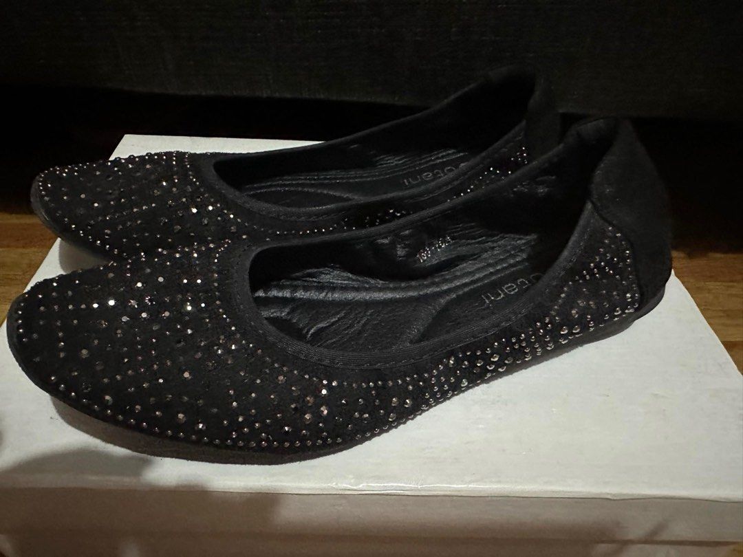 Korean Dolls Shoes Flats (Category: Flats & Sandals) located in Quezon City. Submitted by yoooitschris (Listing ID 1310571679, Image 1). Description: Flats Dolls Shoes Size 9 No issue. In good condition with box .