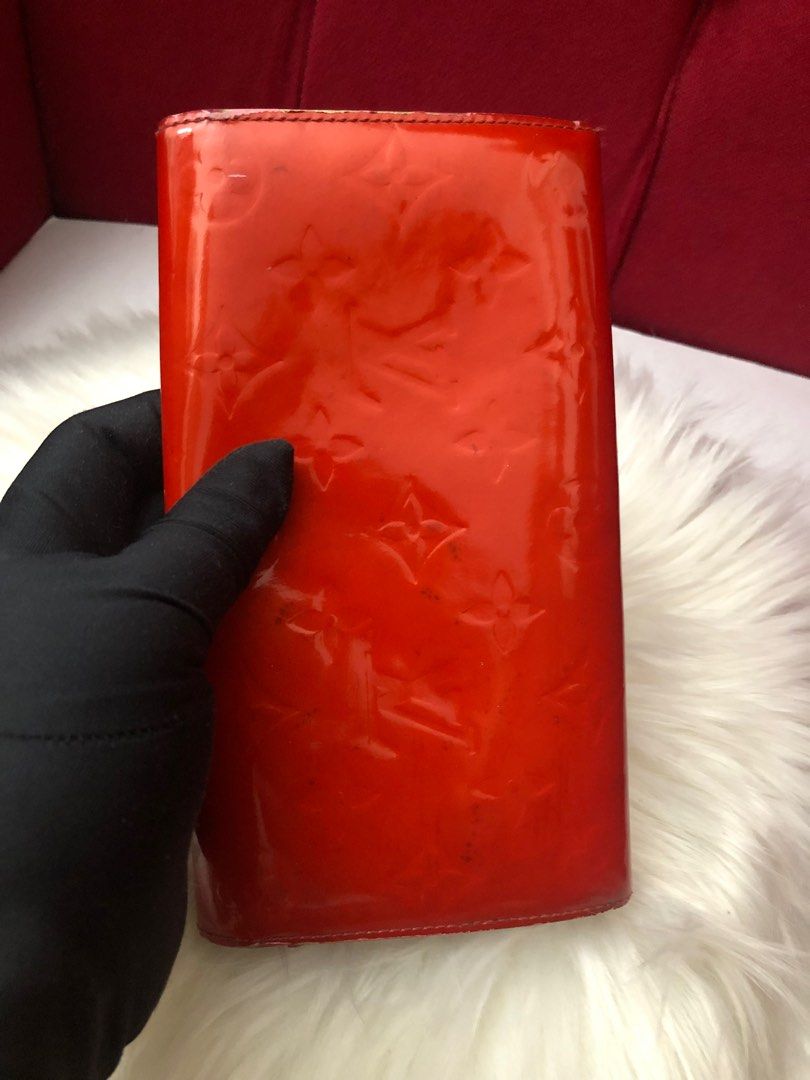 LV Vernis Sarah Wallet (Category: Luxury Bags & Wallets) located in Pasay City. Submitted by cpb__ (Listing ID 1310499457, Image 2). Description: ▪️Preowned Authentic ▪️LV Vernis Sarah Wallet ▪️Inclusion: no inclusion ▪️8,800 only ▪️Shipping: Same Day Delivery within Metro Manila (LBC (Provincial) ___________________________________________________. ⚠️DISCLAIMER: CPB is not associated or affiliated with any of the brands featured. All copyrights 