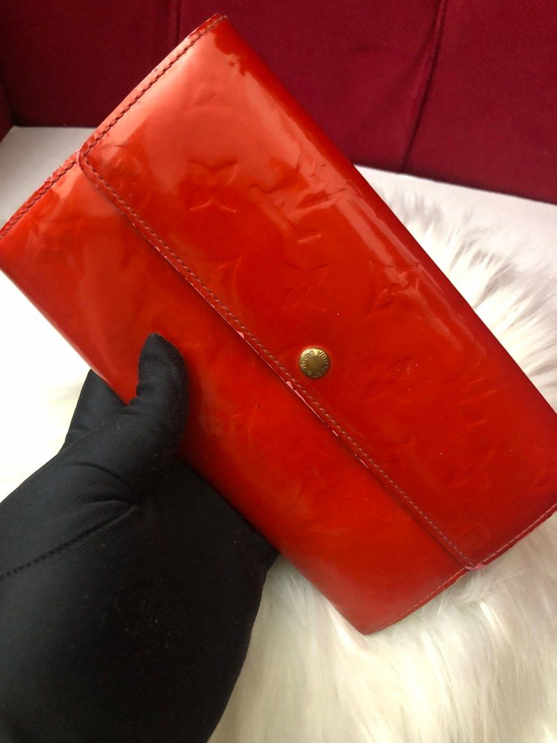 LV Vernis Sarah Wallet (Category: Luxury Bags & Wallets) located in Pasay City. Submitted by cpb__ (Listing ID 1310499457, Image 3). Description: ▪️Preowned Authentic ▪️LV Vernis Sarah Wallet ▪️Inclusion: no inclusion ▪️8,800 only ▪️Shipping: Same Day Delivery within Metro Manila (LBC (Provincial) ___________________________________________________. ⚠️DISCLAIMER: CPB is not associated or affiliated with any of the brands featured. All copyrights 