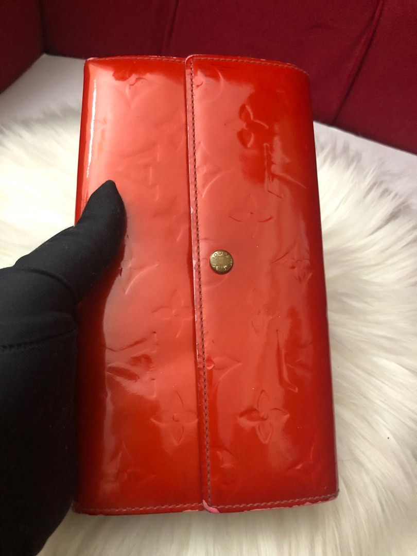 LV Vernis Sarah Wallet (Category: Luxury Bags & Wallets) located in Pasay City. Submitted by cpb__ (Listing ID 1310499457, Image 1). Description: ▪️Preowned Authentic ▪️LV Vernis Sarah Wallet ▪️Inclusion: no inclusion ▪️8,800 only ▪️Shipping: Same Day Delivery within Metro Manila (LBC (Provincial) ___________________________________________________. ⚠️DISCLAIMER: CPB is not associated or affiliated with any of the brands featured. All copyrights 
