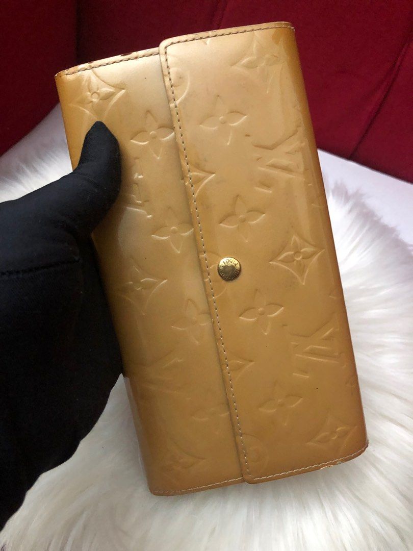 LV Vernis Wallet Beige (Category: Luxury Bags & Wallets) located in Pasay City. Submitted by cpb__ (Listing ID 1310498724, Image 1). Description: ▪️Preowned Authentic ▪️LV Vernis Wallet ▪️Inclusion: no inclusion ▪️8,800 only ▪️Shipping: Same Day Delivery within Metro Manila (LBC (Provincial) ___________________________________________________. ⚠️DISCLAIMER: CPB is not associated or affiliated with any of the brands featured. All copyrights reserv
