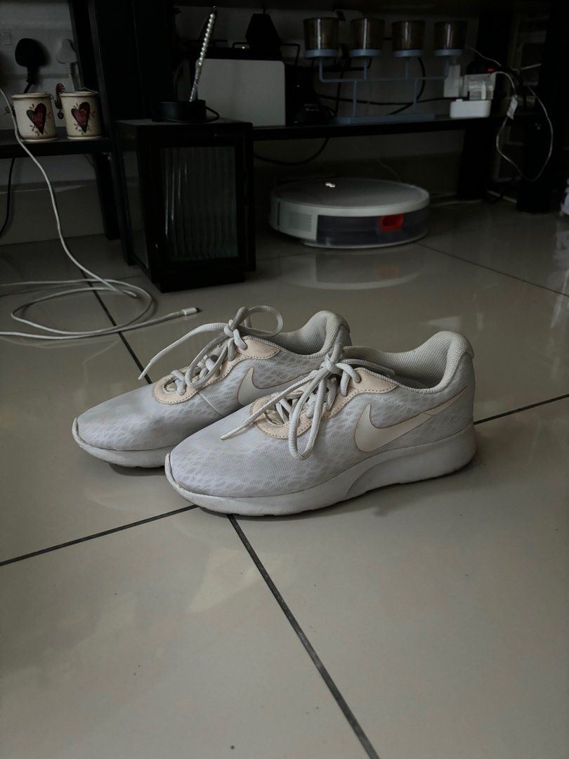 How to clean white nike tanjun shoes store