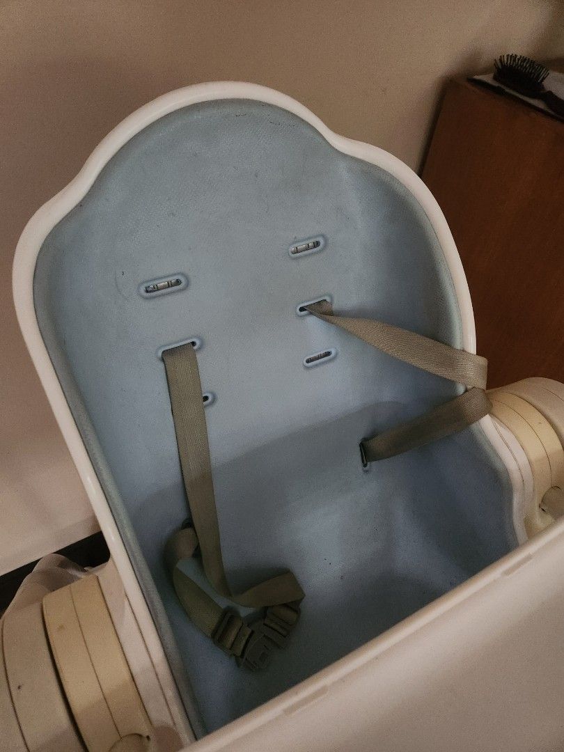 oribel cocoon high chair in blue (Category: Baby High Chairs) located in Makati City. Submitted by cjoy03 (Listing ID 1310520567, Image 2). Description: comes complete with tray, will try to look for the box if needed. used for 4yrs only. see photos for signs of use but no damages to note. seat just needs cleaning and note the yellowing on some parts due to storage. pick up in makati or manila..
