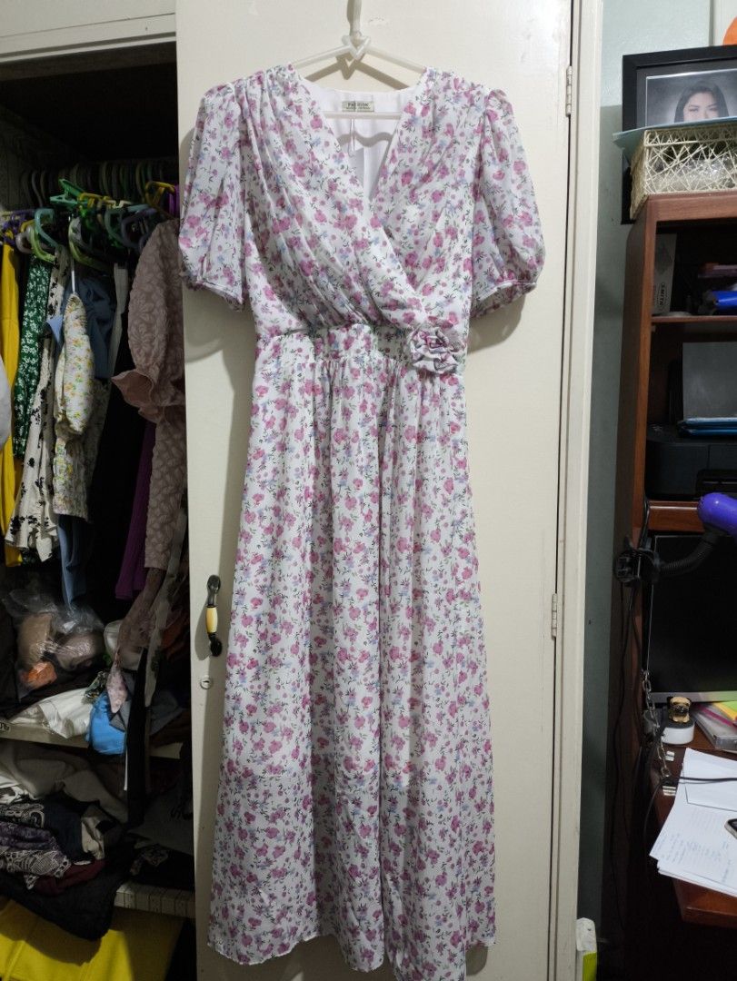 Puff floral maxi dress (Category: Dresses) located in Quezon City. Submitted by concrisostomo (Listing ID 1310599870, Image 2). Description: brand new comes with tag fit small to xl comes with padding.