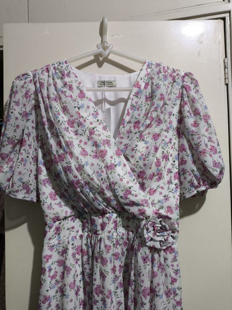 Puff floral maxi dress (Category: Dresses) located in Quezon City. Submitted by concrisostomo (Listing ID 1310599870, Image 1). Description: brand new comes with tag fit small to xl comes with padding.