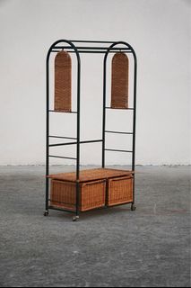 Rattan clothing rack on steel frame on casters  L 29.5 inches W 15 H 59  Unit is in good used condition. Dm to inquire 📩