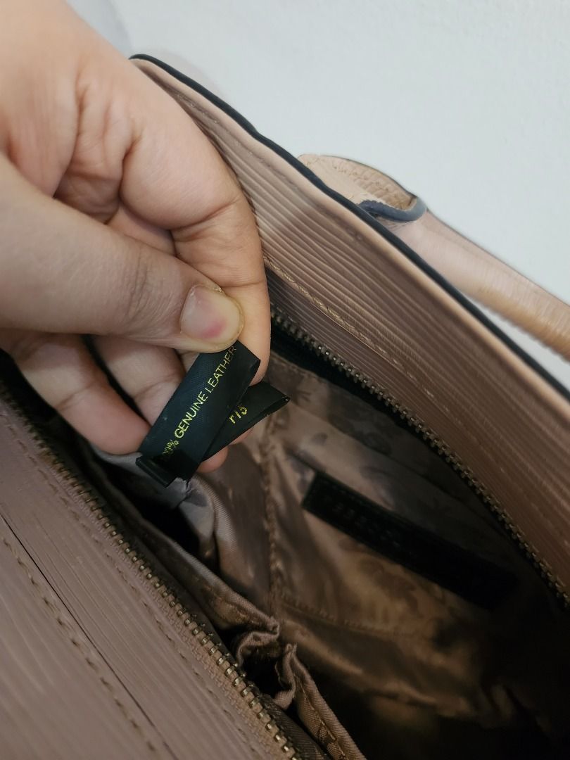 Rebecca minkoff (Category: Luxury Bags & Wallets) located in Valenzuela. Submitted by cheas077 (Listing ID 1310622793, Image 3). Description: Handbag authentic Rebecca Minkoff In good condition .