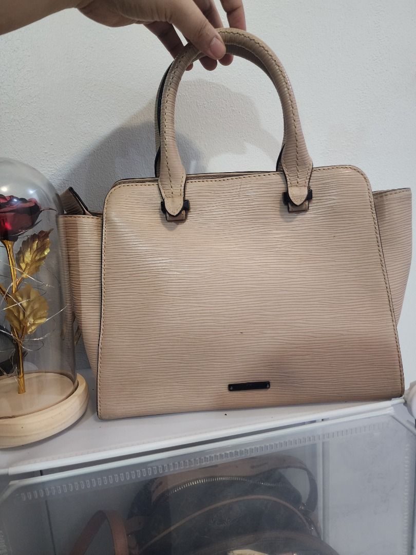 Rebecca minkoff (Category: Luxury Bags & Wallets) located in Valenzuela. Submitted by cheas077 (Listing ID 1310622793, Image 2). Description: Handbag authentic Rebecca Minkoff In good condition .