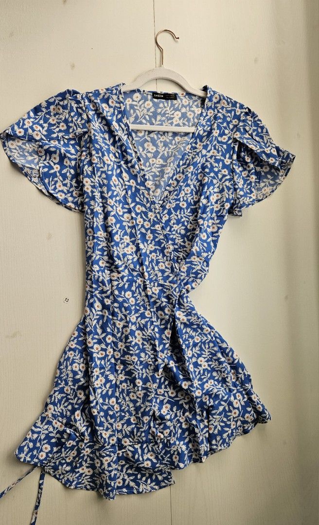 SHEIN FLORAL WRAP DRESS (Category: Dresses) located in Malolos. Submitted by armauimdr (Listing ID 1310507442, Image 2). Description: M on tag.