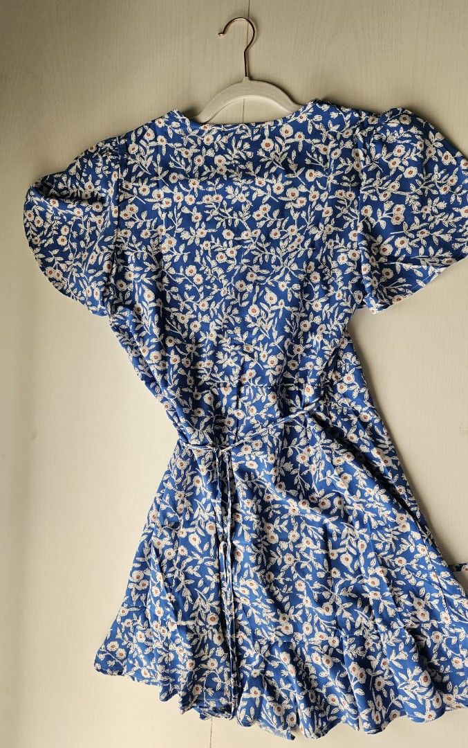 SHEIN FLORAL WRAP DRESS (Category: Dresses) located in Malolos. Submitted by armauimdr (Listing ID 1310507442, Image 3). Description: M on tag.