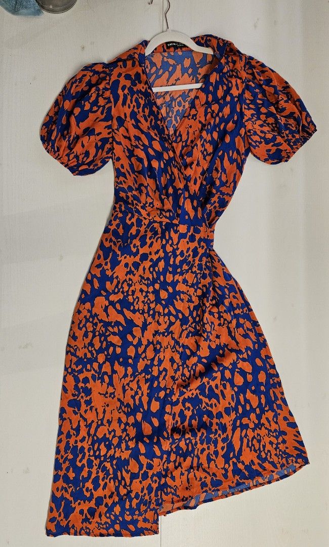 SHEIN PRINTED PUFF SLEEVES WRAP DRESS (Category: Dresses) located in Bulacan. Submitted by armauimdr (Listing ID 1310524016, Image 2). Description: s on tag fits up to semi large.