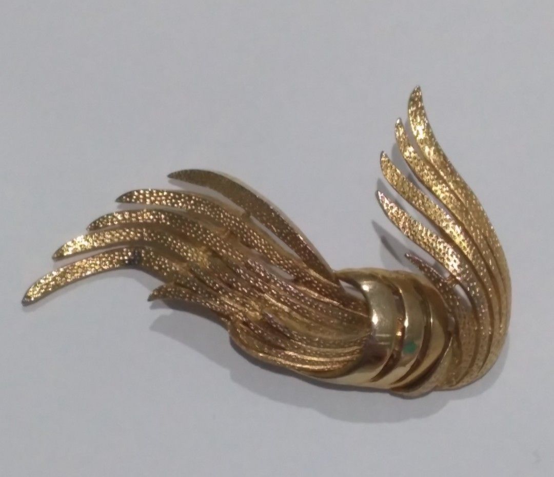 Vintage Coro Textured Feather Gold Brooch Pin