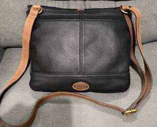 Auth FOSSIL Black Leather Messenger Bag