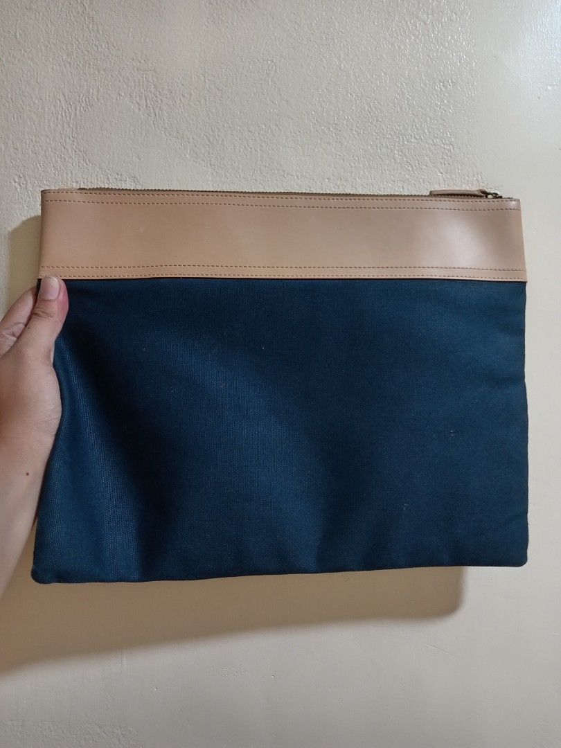REPRICED!! Bean Pole Document Pouch (Category: Luxury Bags & Wallets) located in Cavite. Submitted by rrm19 (Listing ID 1310728614, Image 3). Description: Bean Pole brand Navy Blue 250 + sf NO Rush Shipping NO Return Policy Reasonable Discount for Sure buyer 😊.