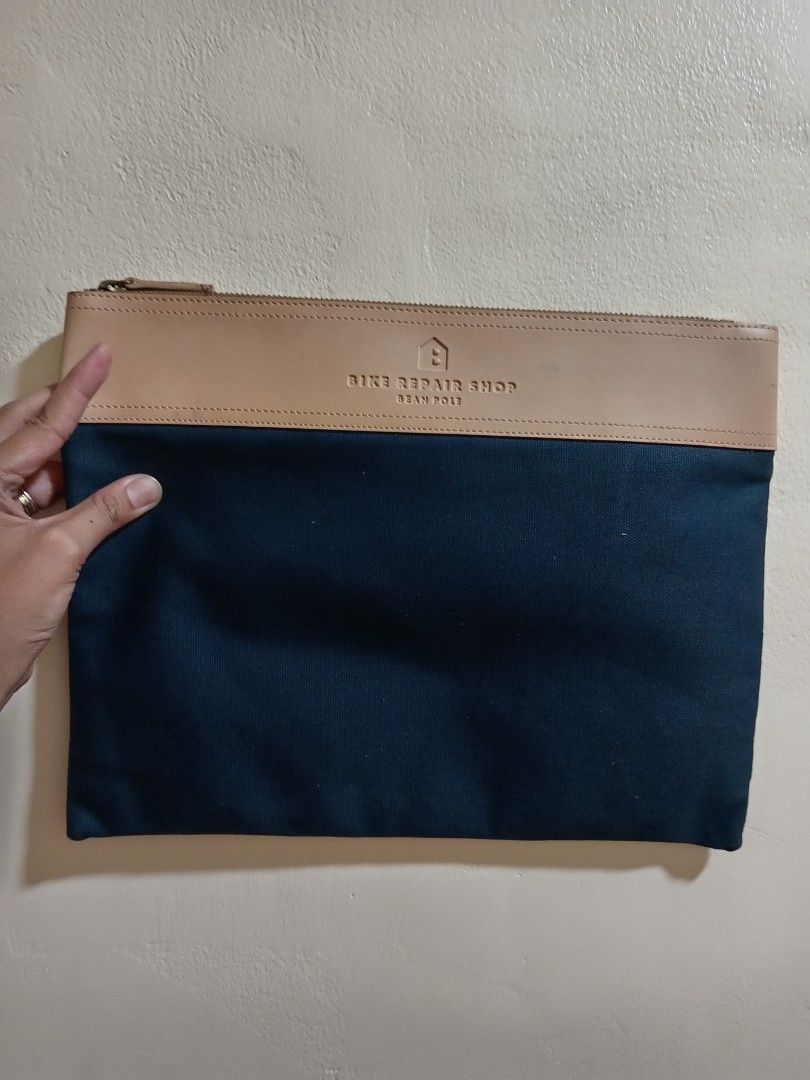 REPRICED!! Bean Pole Document Pouch (Category: Luxury Bags & Wallets) located in Cavite. Submitted by rrm19 (Listing ID 1310728614, Image 1). Description: Bean Pole brand Navy Blue 250 + sf NO Rush Shipping NO Return Policy Reasonable Discount for Sure buyer 😊.