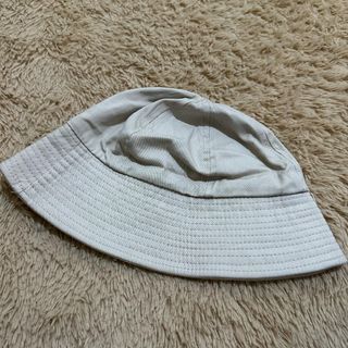 Beige bucket hat