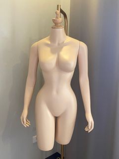 CHAN MANNEQUIN HALF BODY WITH QUEEN CROWN