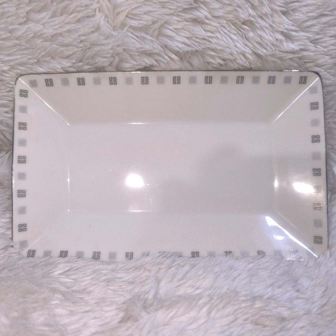 GIVENCHY RECTANGULAR SERVING PLATTER SILVER (Category: Dinnerware & Cutlery) located in Pasig City. Submitted by fukunekojapansurplus (Listing ID 1310652831, Image 1). Description: GIVENCHY RECTANGULAR SERVING PLATTER PHP 350 No hairline With silver loss, refer to photos pls. ✅ Pls manage your expectations as you are buying Japan Surplus, some items are used and others are brand new as stated. ✅ SF c/o Buyer via Lalamove / JNT / LBC ✅ MOP : GCash