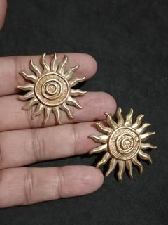 Gold tone, clip on earrings , japan