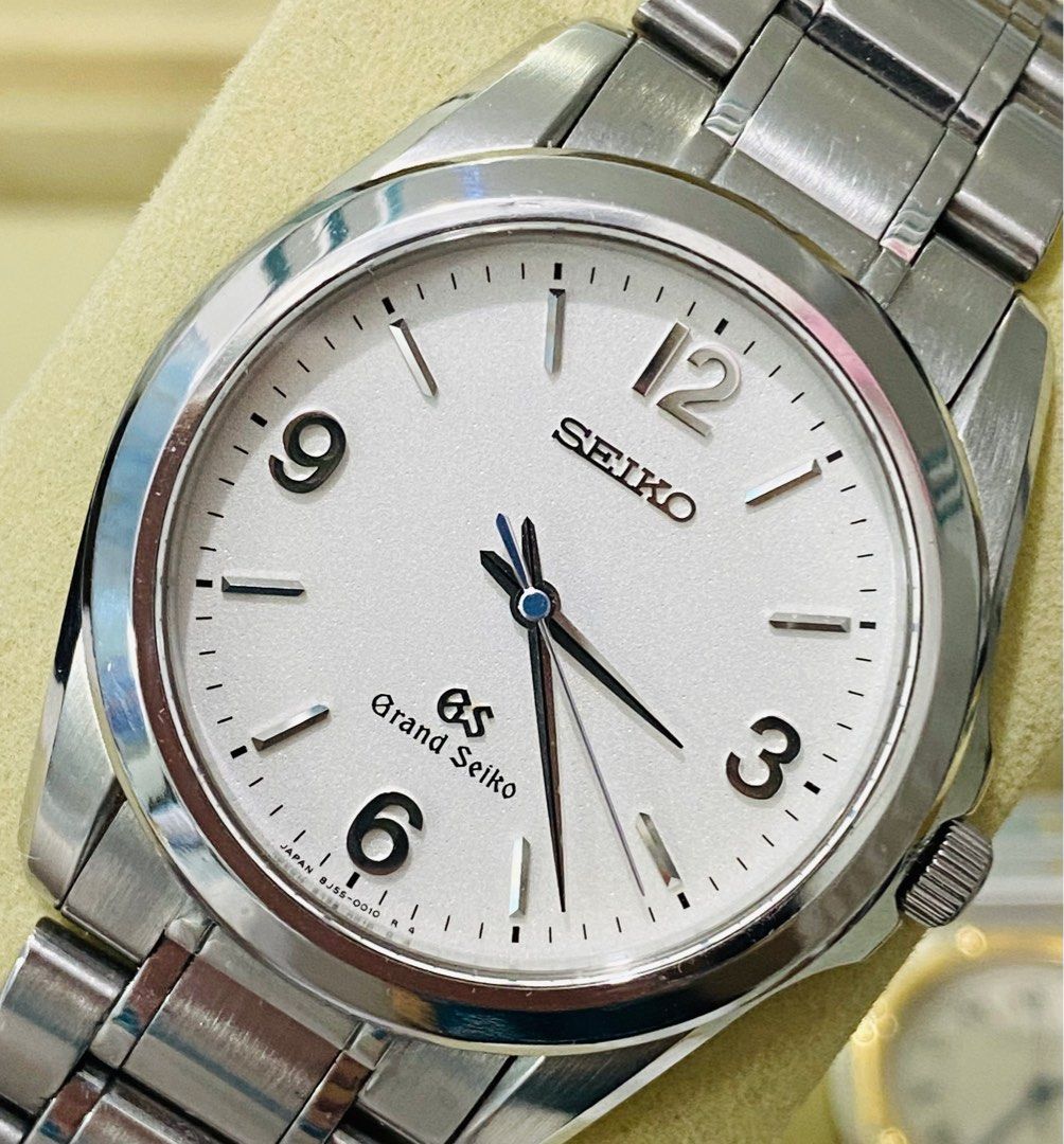 Grand Seiko (Category: Luxury Watches) located in Quezon City. Submitted by clicksmileph (Listing ID 1310652190, Image 2). Description: Grand Seiko/SBGF009 Men's Watch 75,000 Php [Material] SS [Dial] White dial [Specifications] Arabic numerals [Gender] Men's [Size] Case diameter about 36.0 mm (without crown) [Arm circumference] Approx 17.0 cm [Movement] Quartz (battery type) Set with: Original watch Original box 9.5/10 It is in a beautiful state 