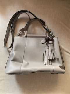 Light gray bag with detachable strap
