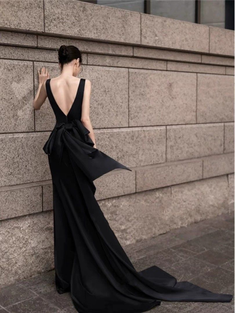 Low back evening gown with detachable bow