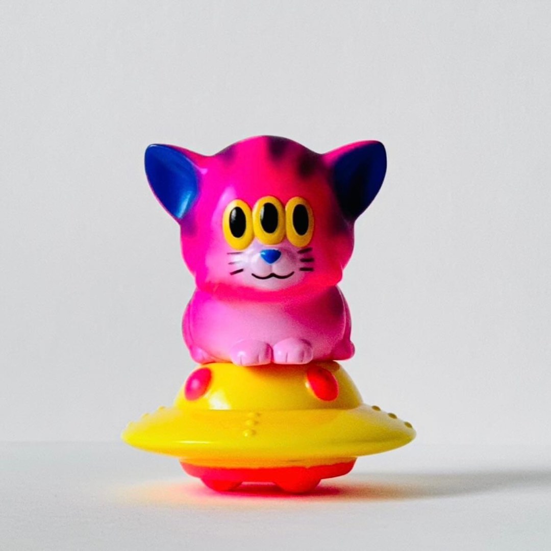 MEDICOM TOY x ART JUNKIE VAG SERIES 17 CALM CAT U.F.O.