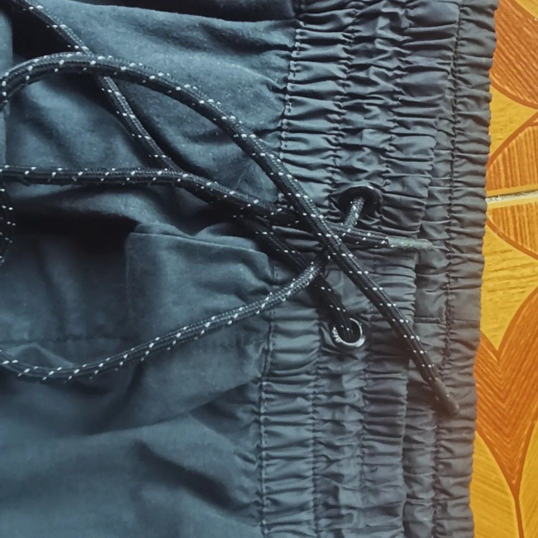 NIKE AIRMAX TRACK PANTS (Category: Joggers) located in Manila. Submitted by thriftteeth (Listing ID 1309791106, Image 2). Description: ISSUE: TRASH CONDITION 10/10 COLOR RATE 32-35 WAIST 38 LENGTH 8 HEM COURIER JNT MOP GCASH NOT THRIFTED!.