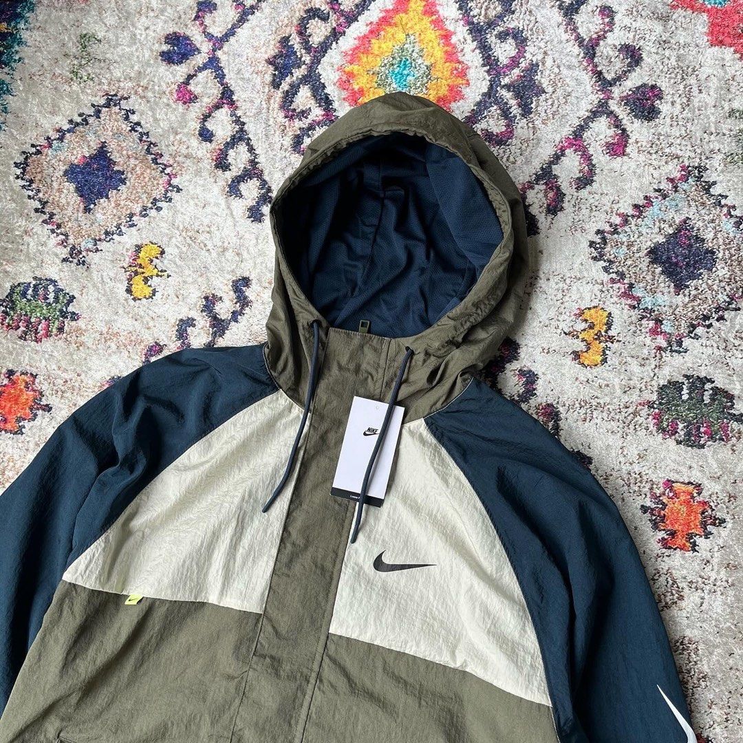 nike swoosh windbreaker hoodie, Fesyen Pria, Pakaian Baju Luaran