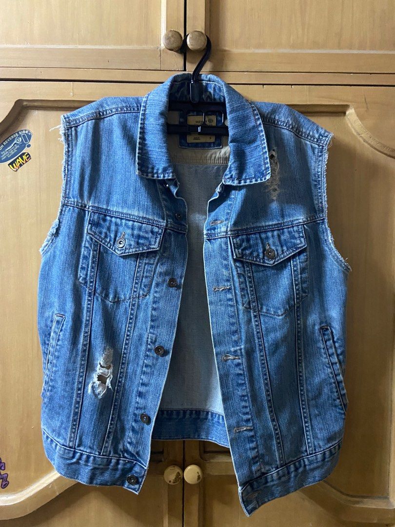 Old navy tattered denim vest (Category: Coats, Jackets and Outerwear) located in San Juan, La Union. Submitted by jackk00 (Listing ID 1310771514, Image 1). Description: .