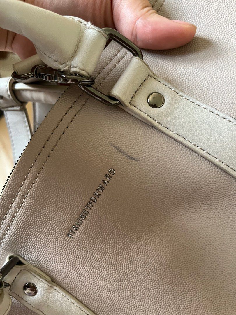 straightforward laptop bag (Category: Laptop Bags & Sleeves) located in Makati City. Submitted by queensnow4 (Listing ID 1310810951, Image 2). Description: small flaws- ink stain minor scratches of hardware shipping via lalamove/ shoppe co.