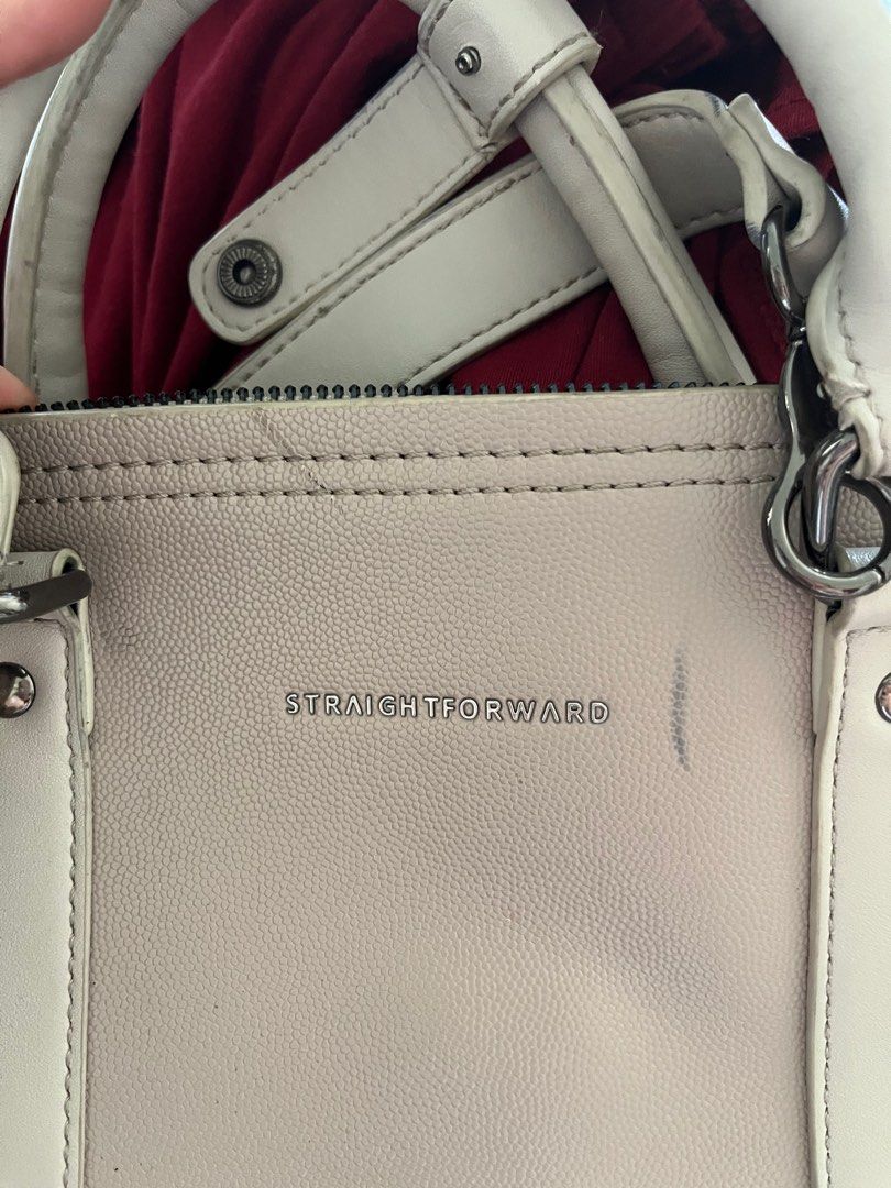 straightforward laptop bag (Category: Laptop Bags & Sleeves) located in Makati City. Submitted by queensnow4 (Listing ID 1310810951, Image 1). Description: small flaws- ink stain minor scratches of hardware shipping via lalamove/ shoppe co.