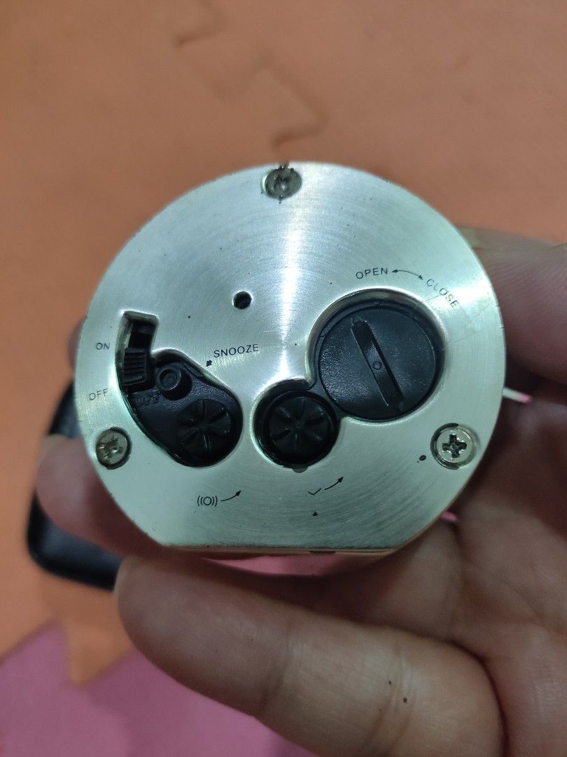 Table clock (Category: Watches) located in Taiping. Submitted by summer_collection (Listing ID 1310679331, Image 3). Description: -brand new item -condition as photo show -solid and heavy -battery plastic still not remove.