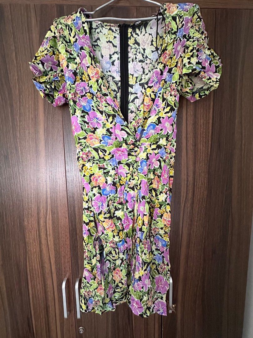Zara floral dress (Category: Dresses) located in San Miguel. Submitted by dyesamari (Listing ID 1310785383, Image 1). Description: removed tag but never worn Original price is 2495 RFS: decluttering.