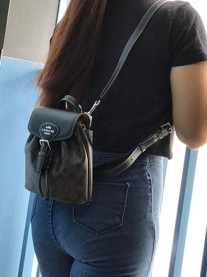 🍀 CCH Amelia Convertible Backpack (Category: Luxury Bags & Wallets) located in Manila. Submitted by shan_kenz (Listing ID 1310851496, Image 2). Description: 🍀 CCH Amelia Convertible Backpack ▪️6 1/4" (L) x 7 1/2" (H) x 3 1/2" (W) 💰P1,900 ▪️Actual photo ▪️Plus SF.