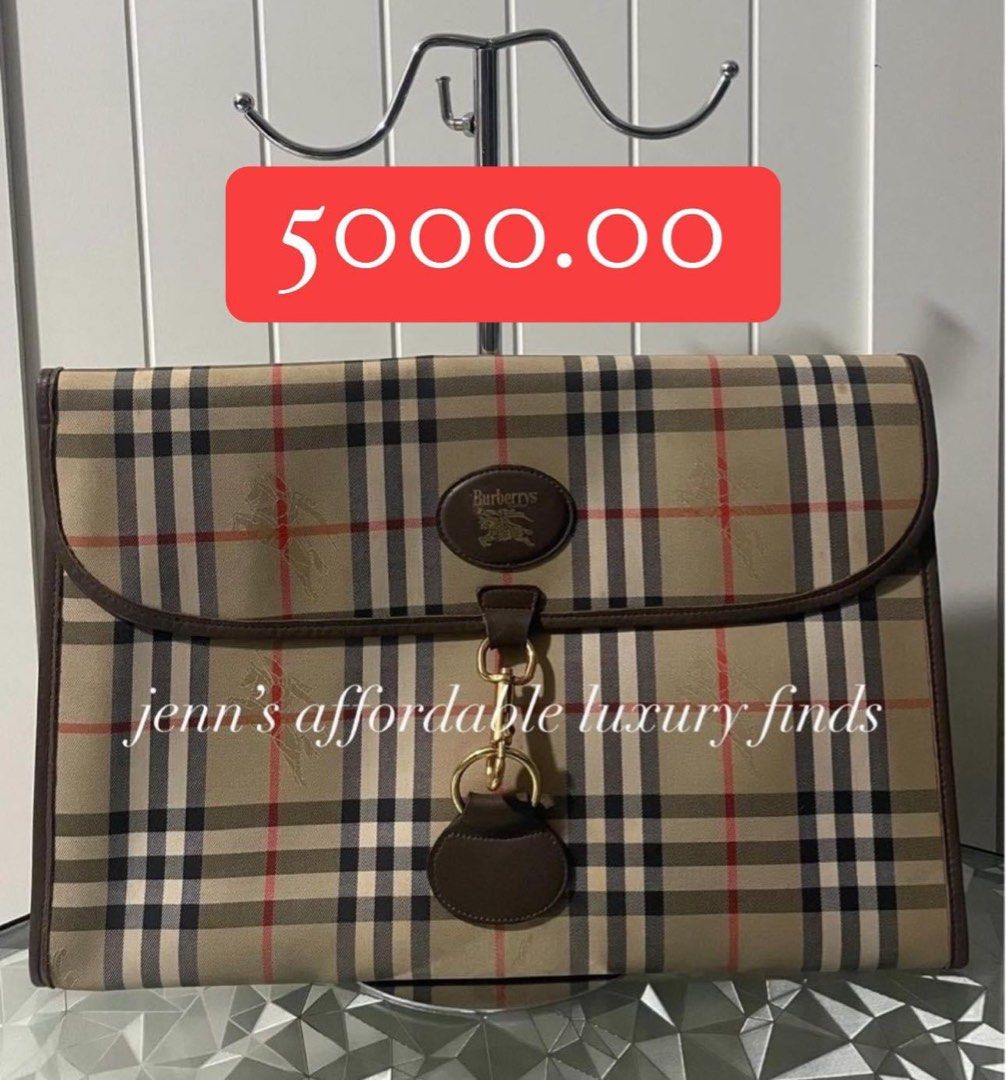 BURBERRY clutch/laptop size (Category: Luxury Bags & Wallets) located in Paranaque City. Submitted by jenniferj97672 (Listing ID 1255598757, Image 1). Description: BURBERRY clutch / laptop size 39cm x 26cm ✅ 10001% Authentic 🥂 ✅ Money back guarantee if proven fake through LEGITGRAILS AND ENTRUPY. 🤝 ✅ OPEN FOR LAYAWAY 💸 Just pay 20% downpayment. 🤝 ⬇️⬇️⬇️⬇️⬇️⬇️⬇️⬇️ Disclaimer: All items are original, luxury pre-owned items. Money back guarantee