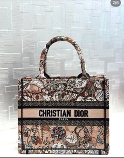 (Category: ) located in . Submitted by blingandbags (Listing ID 1310889639, Image 1). Description: .