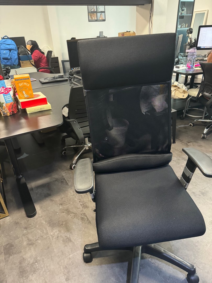 Wobbly desk chair top