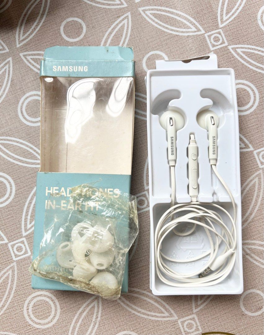 Original samsung headset (Category: Headphones & Headsets) located in Angeles City. Submitted by saverspace (Listing ID 1310830277, Image 2). Description: Original samsung headset di nagamit naitago lang. No issue. Complete set with box RFS: using apple now .