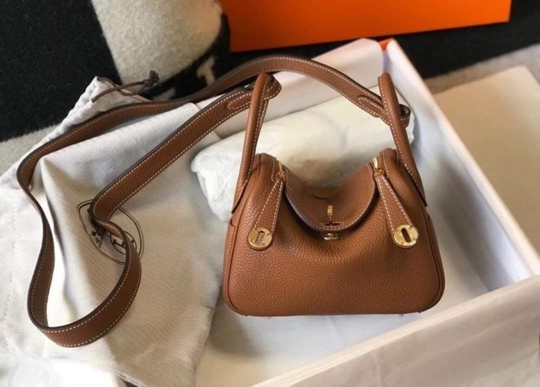 Pre order (Category: Luxury Bags & Wallets) located in Butuan. Submitted by jen_pre (Listing ID 1310994943, Image 3). Description: Hermes Mini Lindy 💕Very good condition |Stamp U 2022 | Full box with receipt ..
