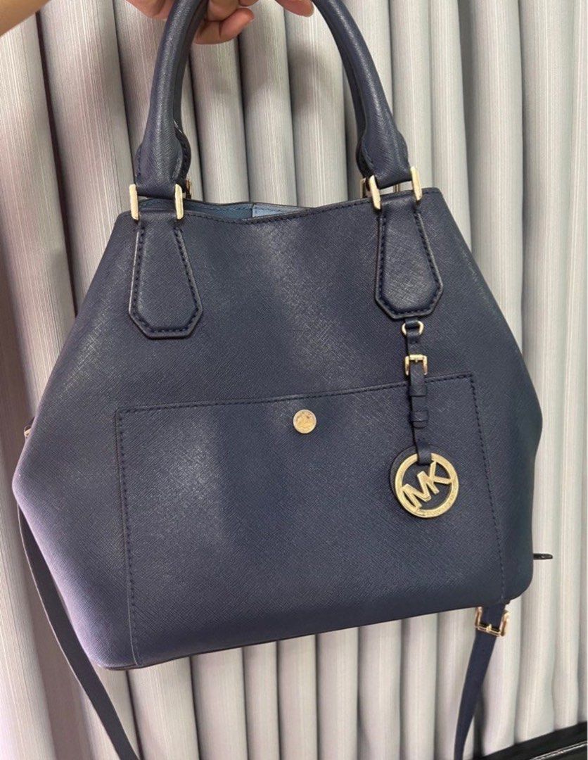 Preloved MK original bucket bag (Category: Luxury Bags & Wallets) located in Las Pinas. Submitted by jescerrie.adajar (Listing ID 1310863033, Image 2). Description: Original MK Greenwich Bucket bag for sale -Good as new -Saffiano leather -No flaws -RFS : Decluttering .