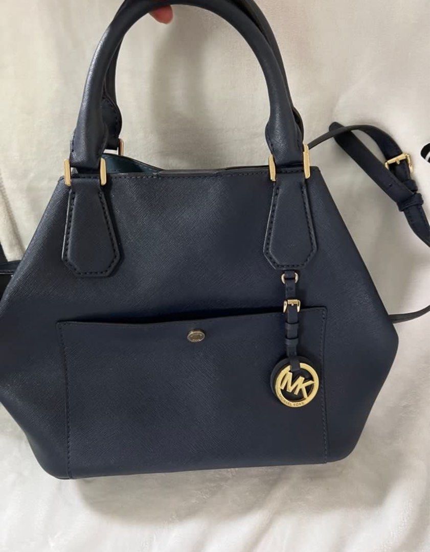 Preloved MK original bucket bag (Category: Luxury Bags & Wallets) located in Las Pinas. Submitted by jescerrie.adajar (Listing ID 1310863033, Image 3). Description: Original MK Greenwich Bucket bag for sale -Good as new -Saffiano leather -No flaws -RFS : Decluttering .